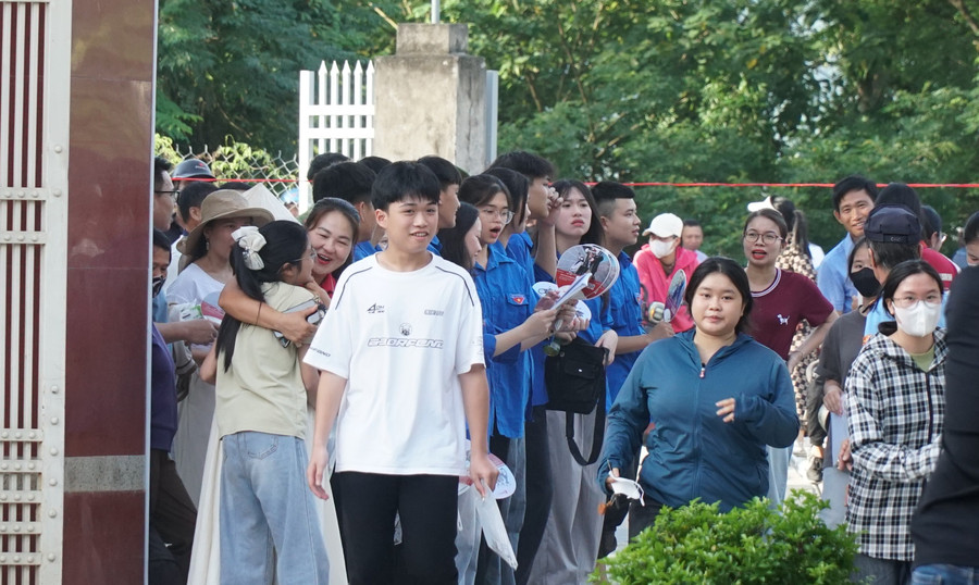 Phụ huynh đưa con em đến tận cổng trường thi, trao cái ôm động viên để các em vững tin bước vào kỳ thi quan trọng. Ảnh: Hồ Lài thi-lop-10-nghe-an-4.jpg