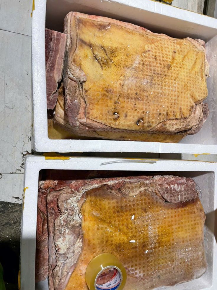 Sản phẩm thịt không rõ nguồn gốc. Ảnh: Lam Hồng