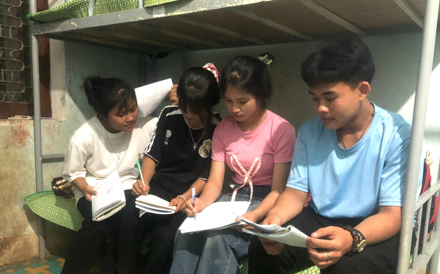 Thí sinh thi vào trường nội trú được bố trí chỗ ăn, ở nên yên tâm ôn tập. z6665412899725-41bf3f3e143384ec4e375eb2e31c17a6.jpg