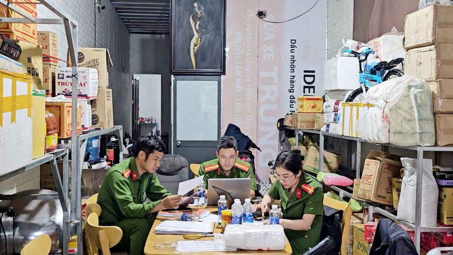 Lực lượng công an kiểm tra hàng hoá tại các cơ sở. Ảnh: Lam Hồng