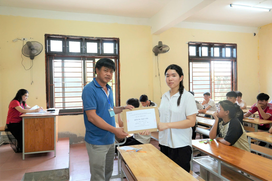 Thí sinh xác nhận túi đựng đề thi còn niêm phong. Ảnh: Hồ Lài thi-lop-10-nghe-an-11-2022.jpg