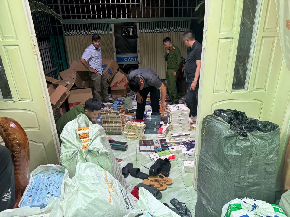 Chủ các cơ sở không chứng minh được nguồn gốc xuất xứ của hàng hoá. Ảnh: Lam Hồng