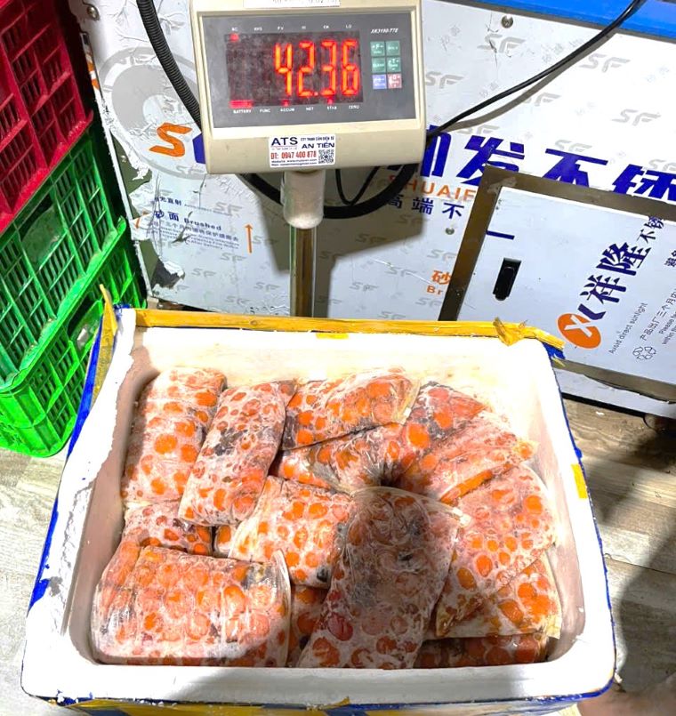 Cơ quan công an tịch thu, tiêu huỷ thực phẩm không rõ nguồn gốc. Ảnh: Lam Hồng