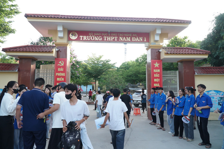 Thí sinh đến sớm tại Hội đồng thi Trường THPT Nam Đàn 1, huyện Nam Đàn, Nghệ An. Ảnh: Hồ Lài thi-lop-10-nghe-an-3.jpg
