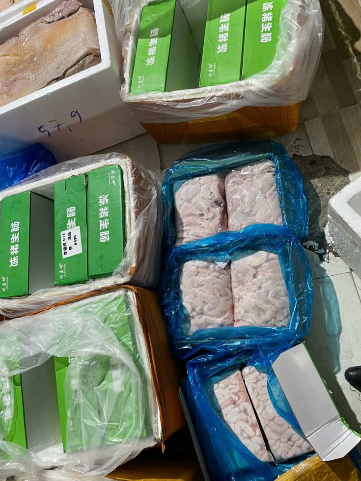 Thực phẩm có nhãn hiệu tiếng nước ngoài. Ảnh: Lam Hồng