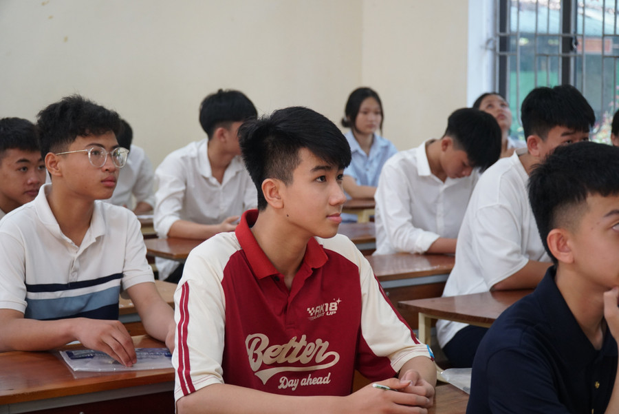 Sáng nay, thí sinh bước vào môn thi Ngữ văn với thời gian làm bài 120 phút, hình thức tự luận. Ảnh: Hồ Lài thi-lop-10-nghe-an-9.jpg