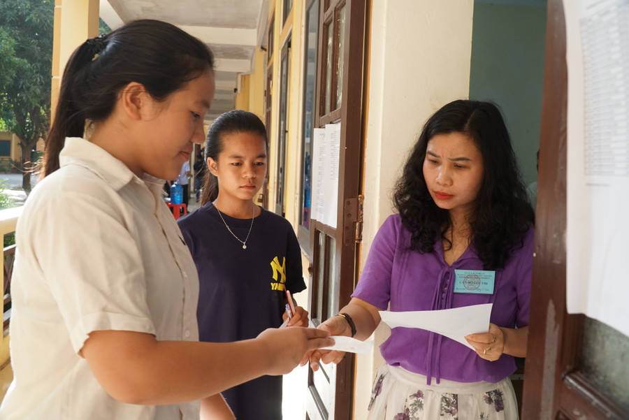 Cán bộ coi thi kiểm tra thẻ dự thi thi-lop-10-nghe-an-8.jpg