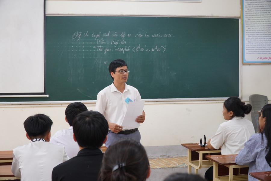 Giám thị nhắc nhở thí sinh đối chiếu thông tin trên thẻ dự thi với danh sách niêm yết, điểm cộng ưu tiên, điểm khu vực để kịp thời điều chỉnh nếu sai sót. Ảnh: Hồ Lài thi-lop-10-nghe-an-15.jpg