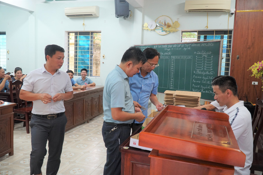 Giám thị bốc thăm phòng coi thi. Ảnh: Hồ Lài thi-lop-10-nghe-an-7.jpg