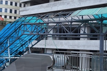 Tấm lợp mái che thang cuốn ga Văn Quán bị bong bật đang được Hà Nội Metro khắc phục. Ảnh: Hữu Chánh