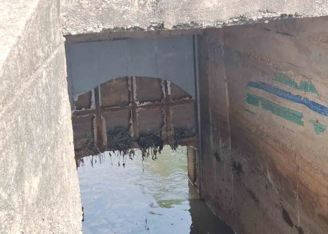 Cửa cống Đập Xạ bị vỡ mất tác dụng ngăn mặn, giữ ngọt. Ảnh: Trần Tuấn.