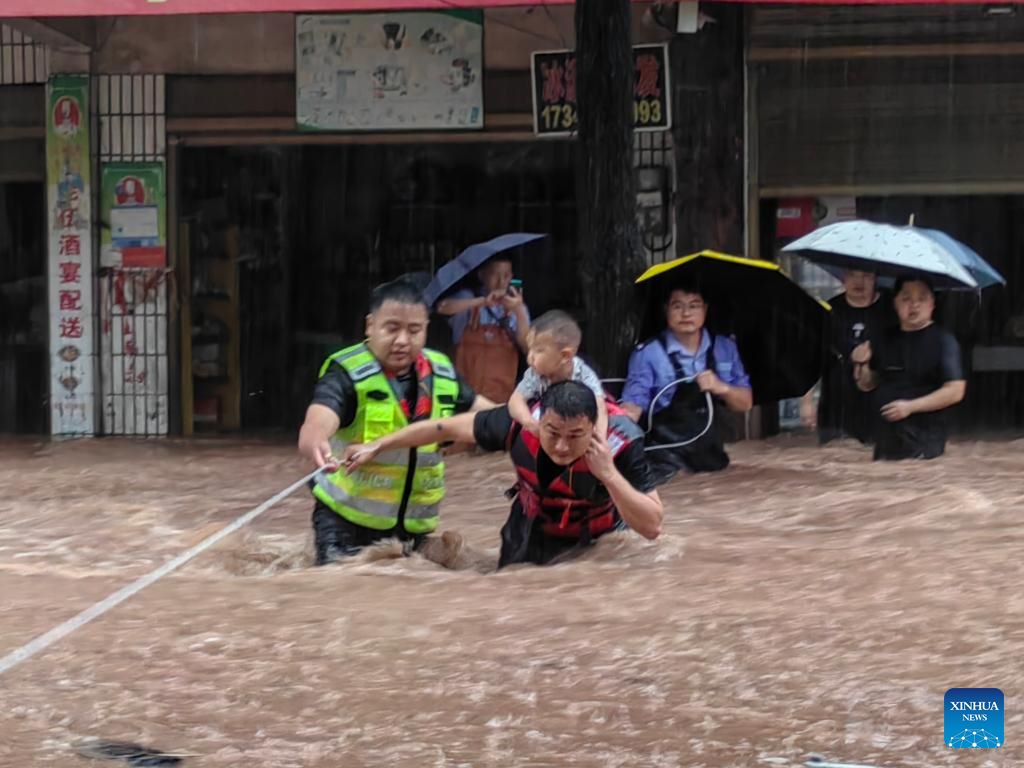 Lực lượng cứu hộ sơ tán người dân do mưa lớn tại huyện Đào Nguyên, tỉnh Hồ Nam, miền trung Trung Quốc, ngày 22.5.2025. Ảnh: Xinhua