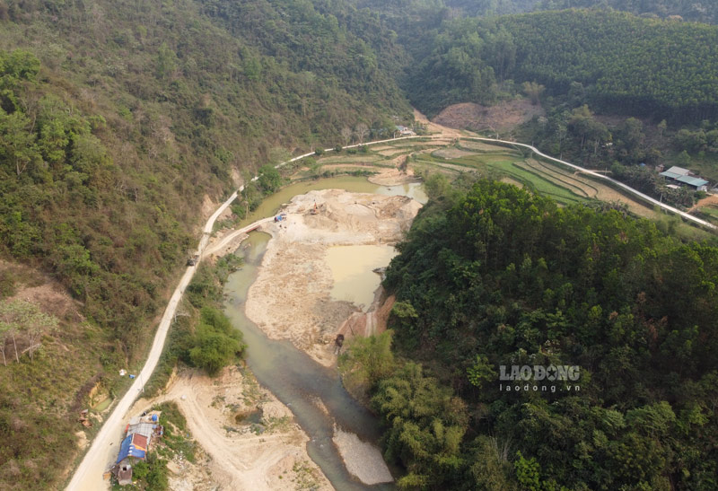 Vị trí khai thác cát trái phép trong phạm vi dự án thủy điện Pác Khuổi. Ảnh: Tân Văn