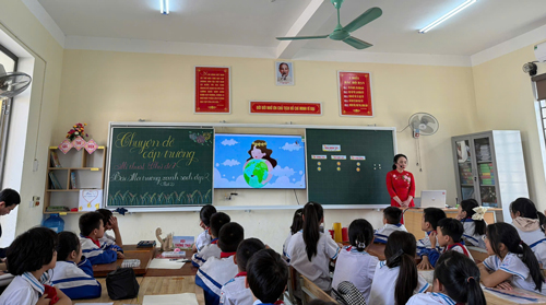Cô Huyền trong tiết học về bảo vệ môi trường. Ảnh: Thanh Hằng