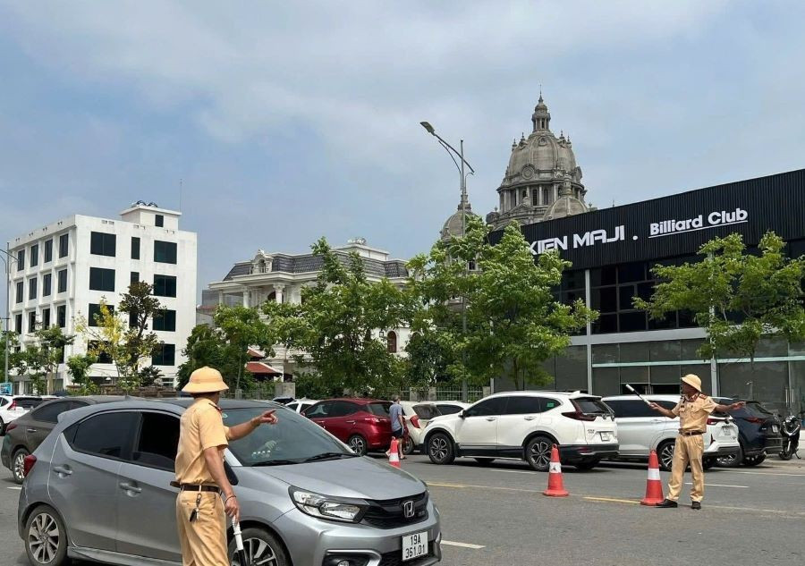 Lực lượng CSGT Công an tỉnh Phú Thọ có mặt rất sớm tại khu vực Hội đồng coi thi trường THPT Chuyên Hùng Vương điều tiết giao thông, đảm bảo cho các thí sinh đến điểm thi thuận lợi. z6672893147889-07170656ef722b5dcd263244f45a423a.jpg