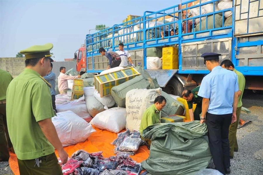Lực lượng chức năng kiểm tra hàng hóa có dấu hiệu vi phạm.
