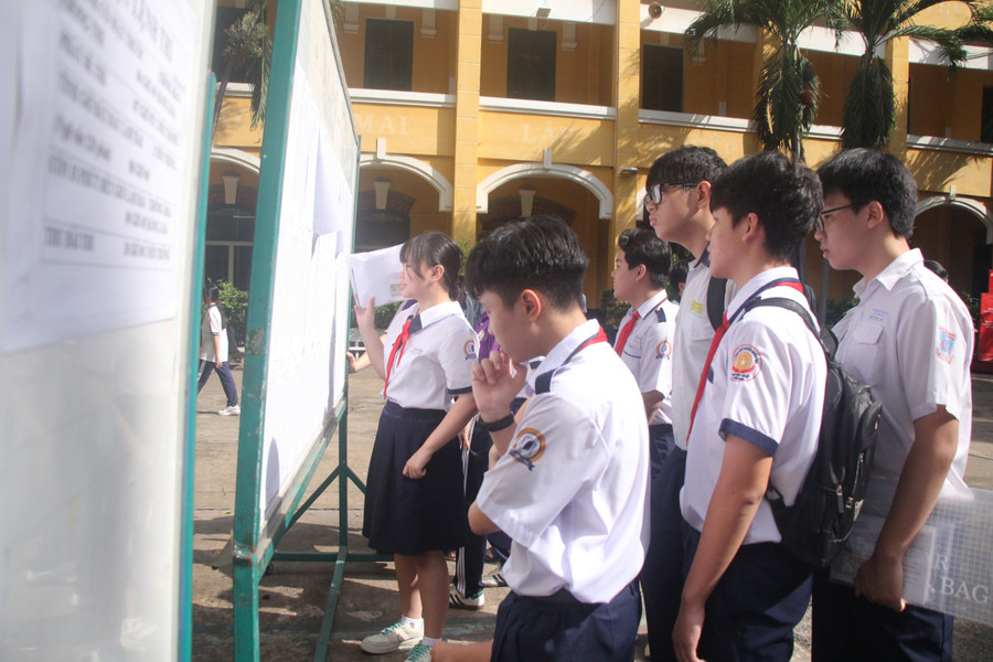 Thí sinh tại điểm thi Trường THCS Trưng Vương xem danh sách các phòng thi. thi-tuyen-sinh-lop-10.jpg