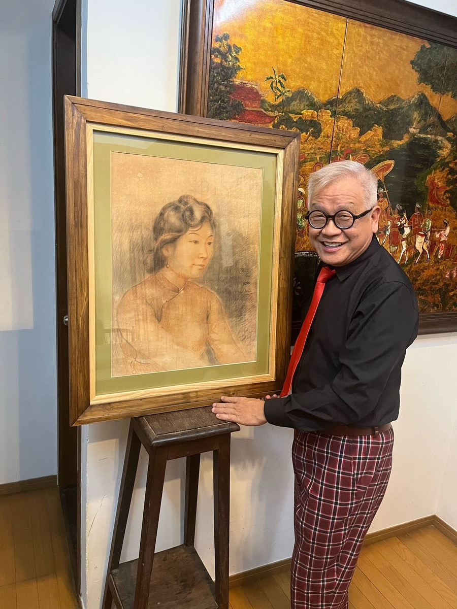 Nhà nghiên cứu mỹ thuật Ngô Kim Khôi bên tác phẩm 'Thiếu nữ Hà Thành tóc phi-dê' của họa sĩ Nam Sơn (bức tranh có giá gõ búa 76.700 EUR - tương đương 2,3 tỷ đồng). tranh-dong-duong-toa-sang-tren-san-dau-gia-quoc-te-2.jpg
