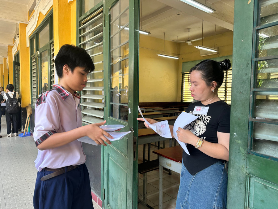 Giám thị điểm danh thí sinh. img-1999.jpg