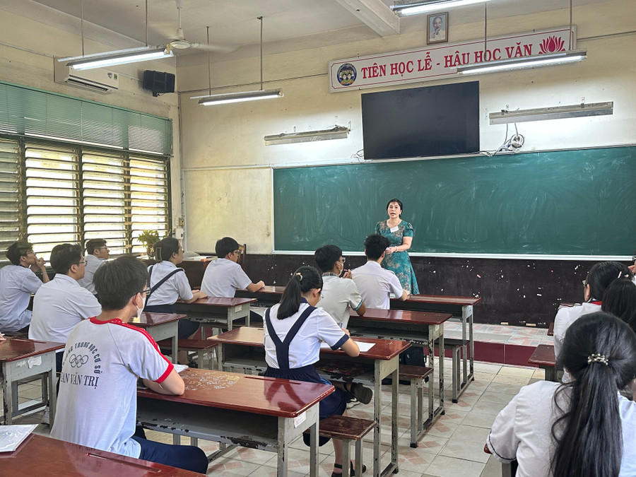 Thí sinh nghe phổ biến quy chế thi. img-2002.jpg