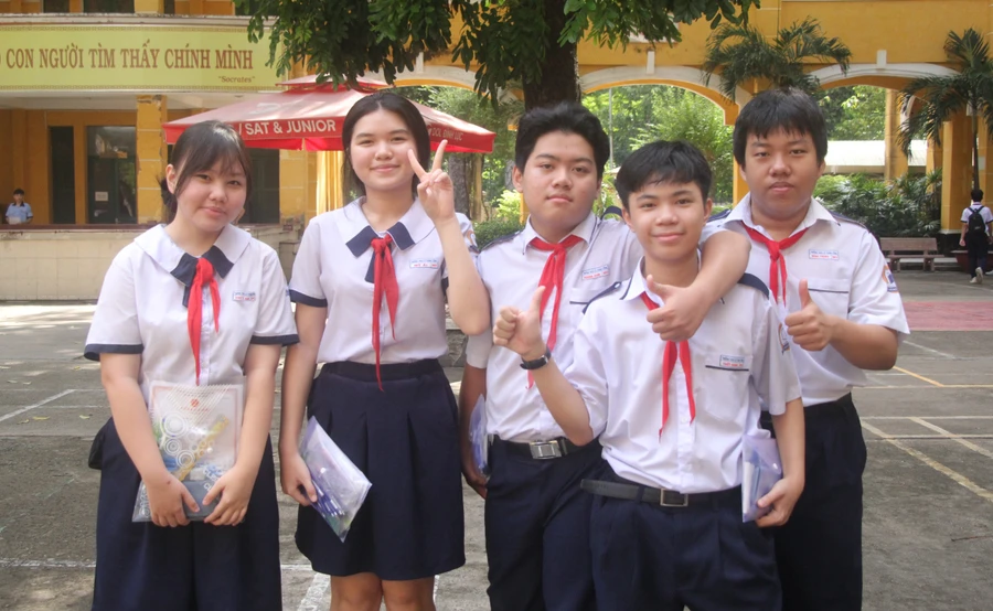 Thí sinh tại điểm thi Trường THPT Trưng Vương tự tin, phấn khởi tại buổi làm thủ tục dự thi.