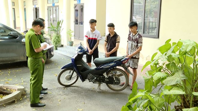 Triệu tập nhóm thanh thiếu niên xịt hơi cay vào người đi đường