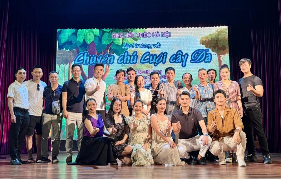 Vở chèo “Chuyện chú Cuội cây đa” có sự tham gia của các nghệ sĩ, diễn viên nổi tiếng - Ảnh: NHCHN.