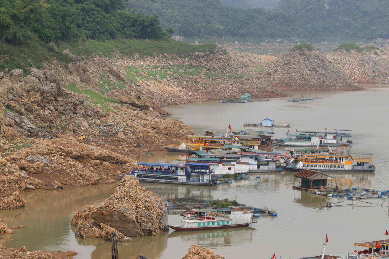 Lòng hồ khô hạn – phương tiện không thể tiếp cận, hoạt động du lịch và vận tải bị đình trệ. Ảnh: Đặng Tình