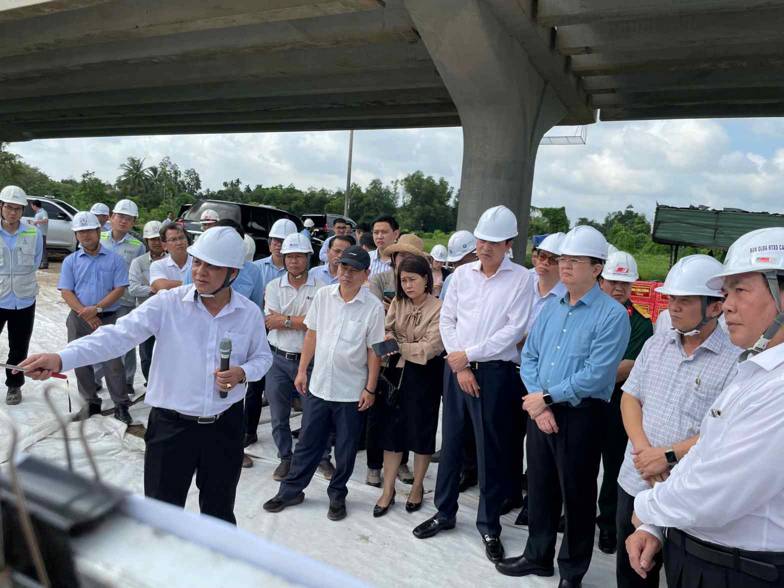 Phó Thủ tướng nghe báo cáo của