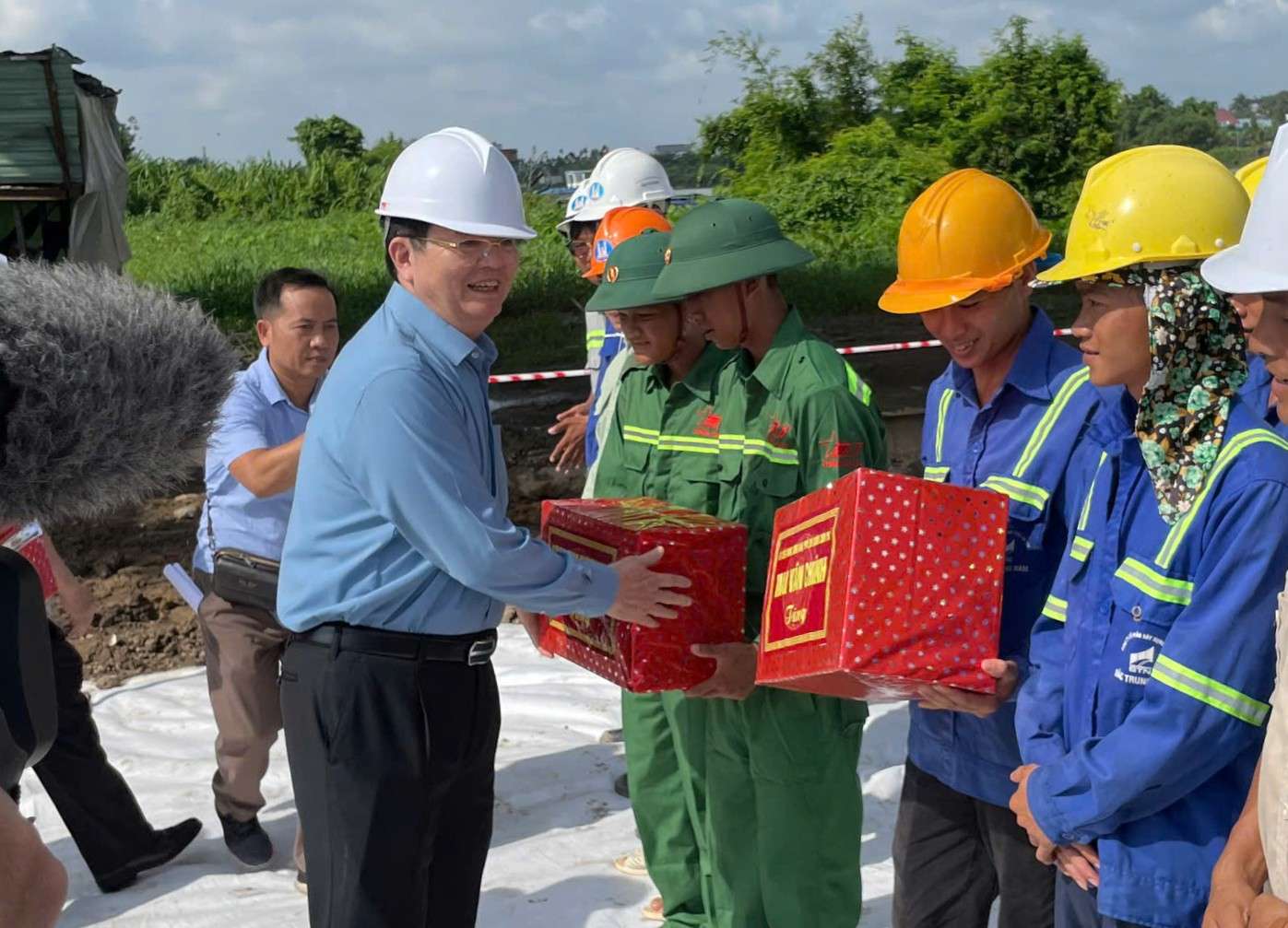 Phó Thủ tướng Mai Văn Chính tặng quà động viên công nhân lao động. Ảnh: Đình Trọng