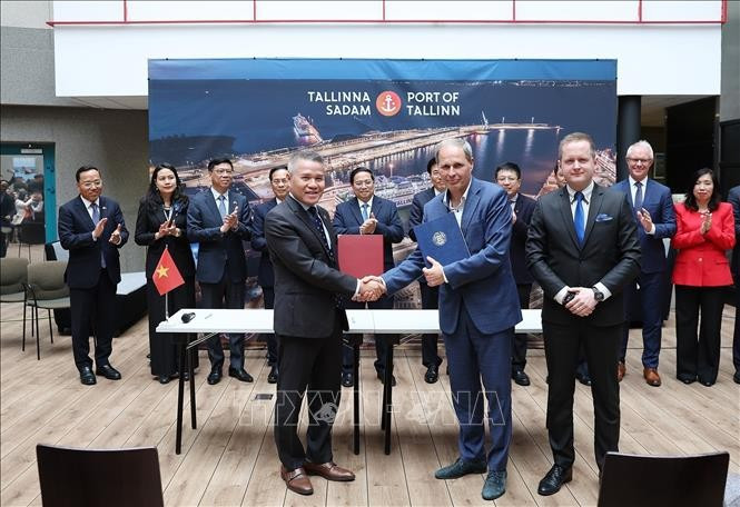 Thủ tướng Phạm Minh Chính chứng kiến ký kết bản ghi nhớ về hợp tác chuyển giao công nghệ vận hành cảng thông minh giữa Tổng công ty Hàng hải Việt Nam và Cảng Tallinna Sadam. Ảnh: Dương Giang/TTXVN