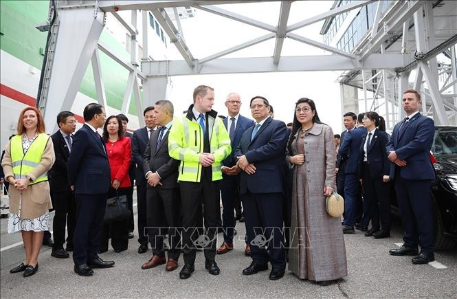 Lãnh đạo cảng Tallinna Sadam giới thiệu với Thủ tướng Phạm Minh Chính về công nghệ dừng tàu. Ảnh: Dương Giang/TTXVN