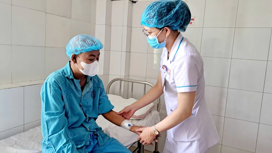 Bác sĩ Bệnh viện Đà Nẵng vừa thực hiện thành công ghép tế bào gốc tự thân cho người bệnh Hà Thị A.T. (trú tỉnh Quảng Ngãi).