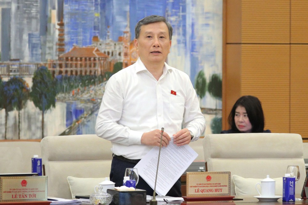 Chủ nhiệm Lê Quang Huy báo cáo tại phiên họp. Ảnh: Phạm Đông