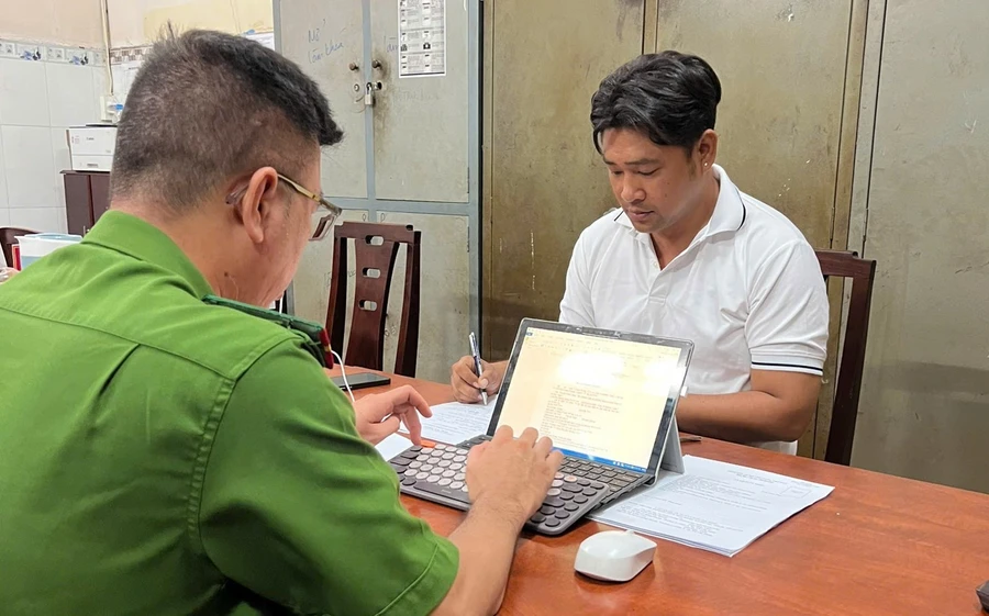 Người đàn ông đập cửa kính, đánh tài xế ô tô công nghệ bị công an triệu tập.