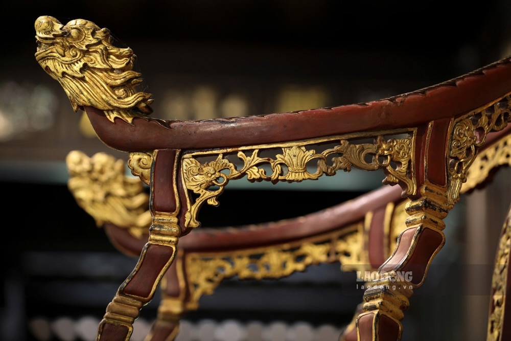 Điểm tựa bên trái của Ngai vua triều Nguyễn trước khi bị làm gãy. Ảnh: Nguyễn Luân