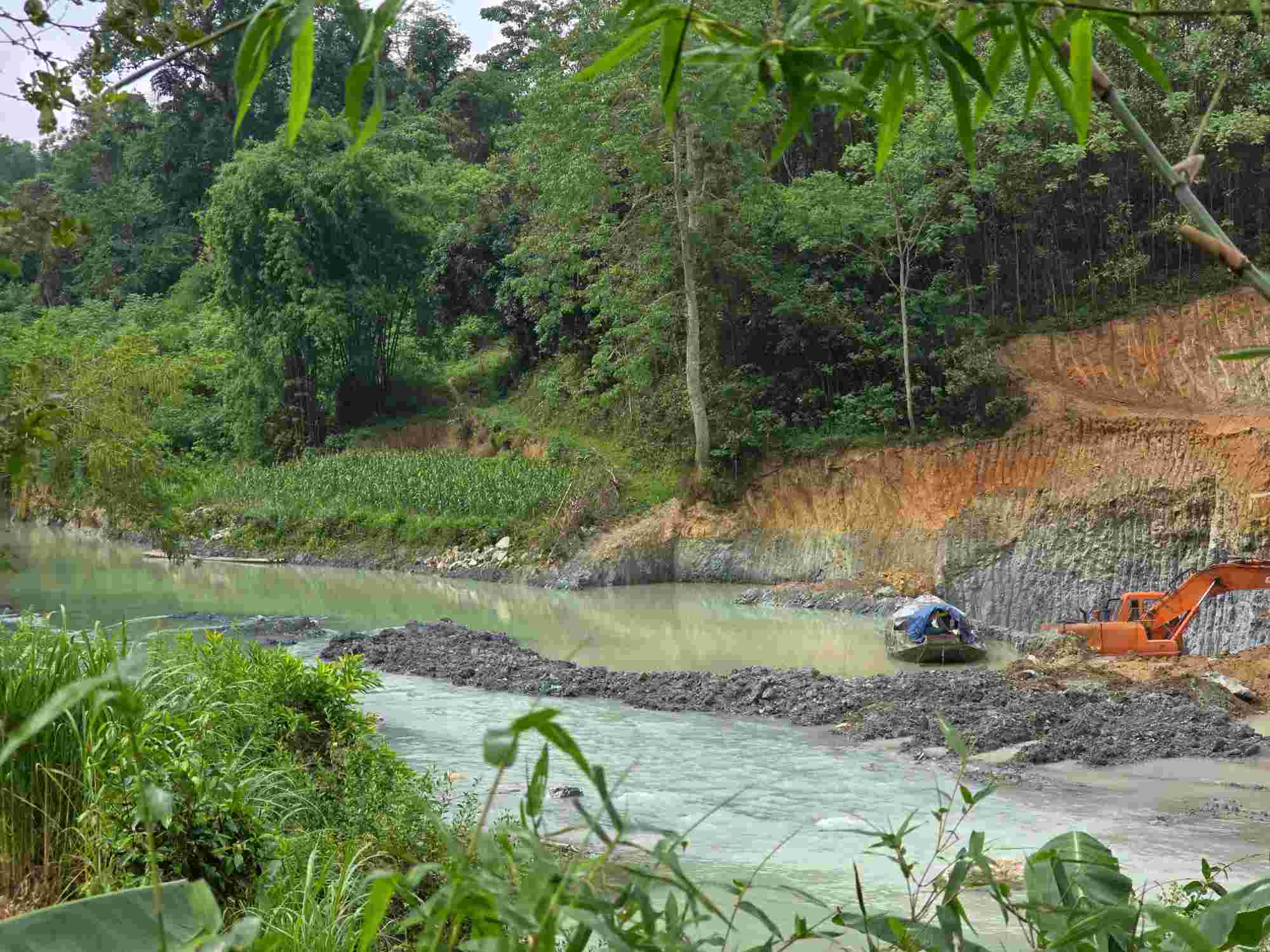 Chủ mỏ cát Giang Sơn đào, đãi ngoài phạm vi cấp phép. Ảnh: Tân Văn