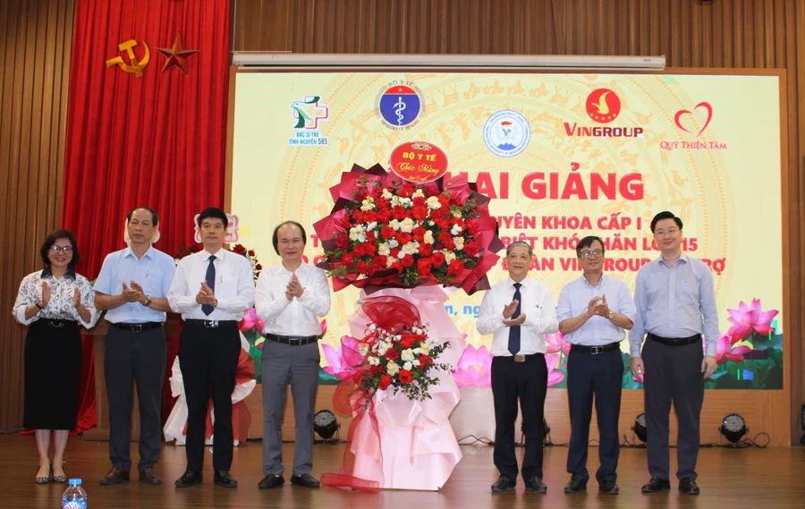 Đại diện lãnh đạo Cục Khoa học công nghệ và Đào tạo - Bộ Y tế tặng hoa Trường Đại học Y Dược (ĐH Thái Nguyên).