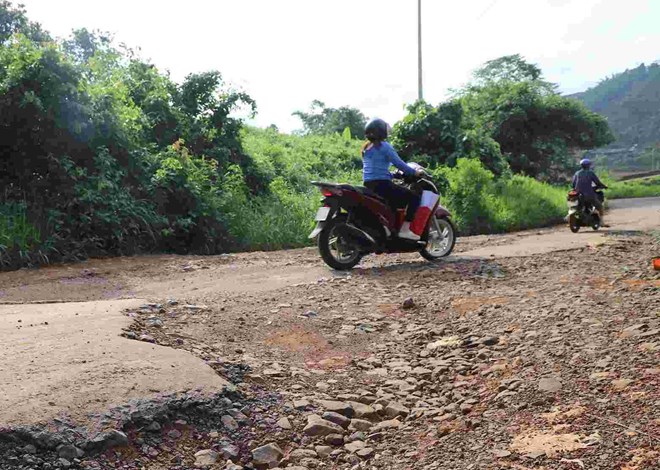 Dự án đường nghìn tỉ ở Đắk Nông dang dở, người dân đi lại khó khăn