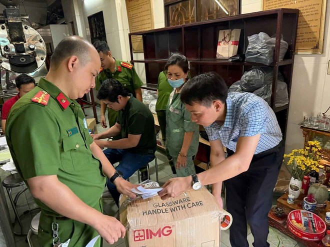 Khởi tố đối tượng sản xuất cà phê giả