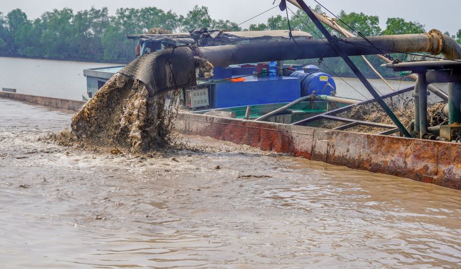 Đến đầu tháng 6.2025, tỉnh Sóc Trăng đã khai thác được 1,539 triệu m³ cát phục vụ cho dự án cao tốc đi qua địa bàn. Ảnh: Phương Anh