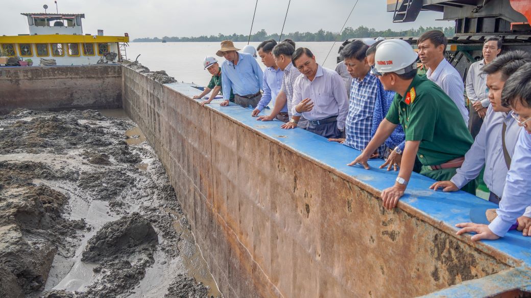 Lãnh đạo Tỉnh ủy, UBND tỉnh Sóc Trăng rất nhiều lần ra tận mỏ cát để tháo gỡ khó khăn về tình hình khai thác. Ảnh: Phương Anh