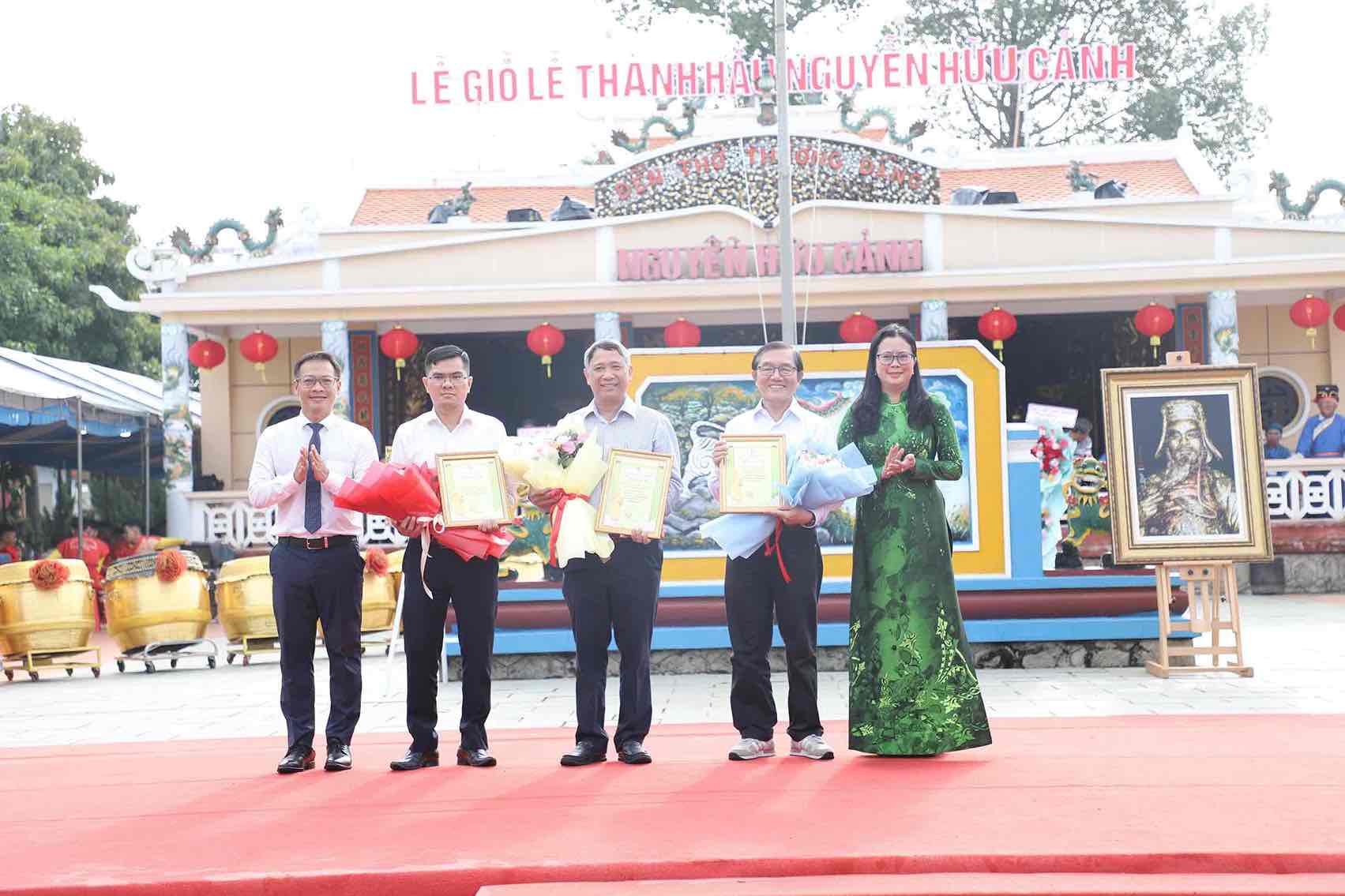 Lãnh đạo Sở văn hóa, thể thao và du lịch cùng UBND TP Biên Hòa trao thư cảm ơn các đơn vị, cá nhân. Ảnh: HAC