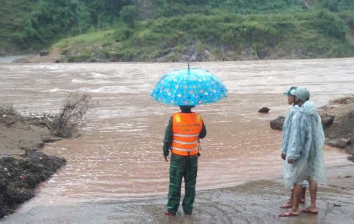 Cầu tràn ở huyện miền núi Đakrông bị ngập. Ảnh: Hàn Nguyên