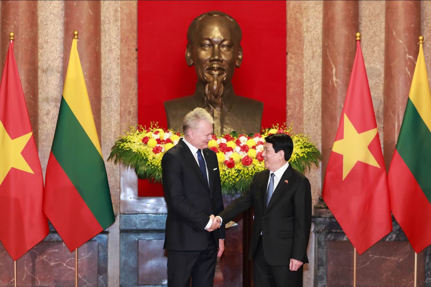 Chủ tịch nước Lương Cường đón Tổng thống Lithuania Gitanas Nauseda. Ảnh: Hải Nguyễn