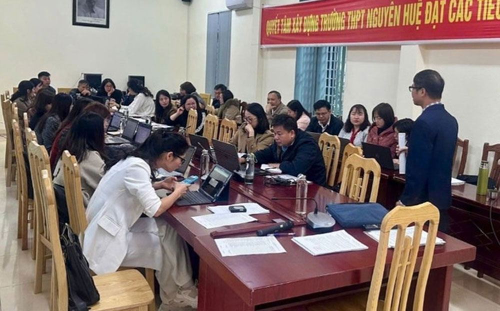 Cán bộ, giáo viên được tập huấn nâng cao năng lực trước các kỳ thi. Ảnh: Thu Trang
