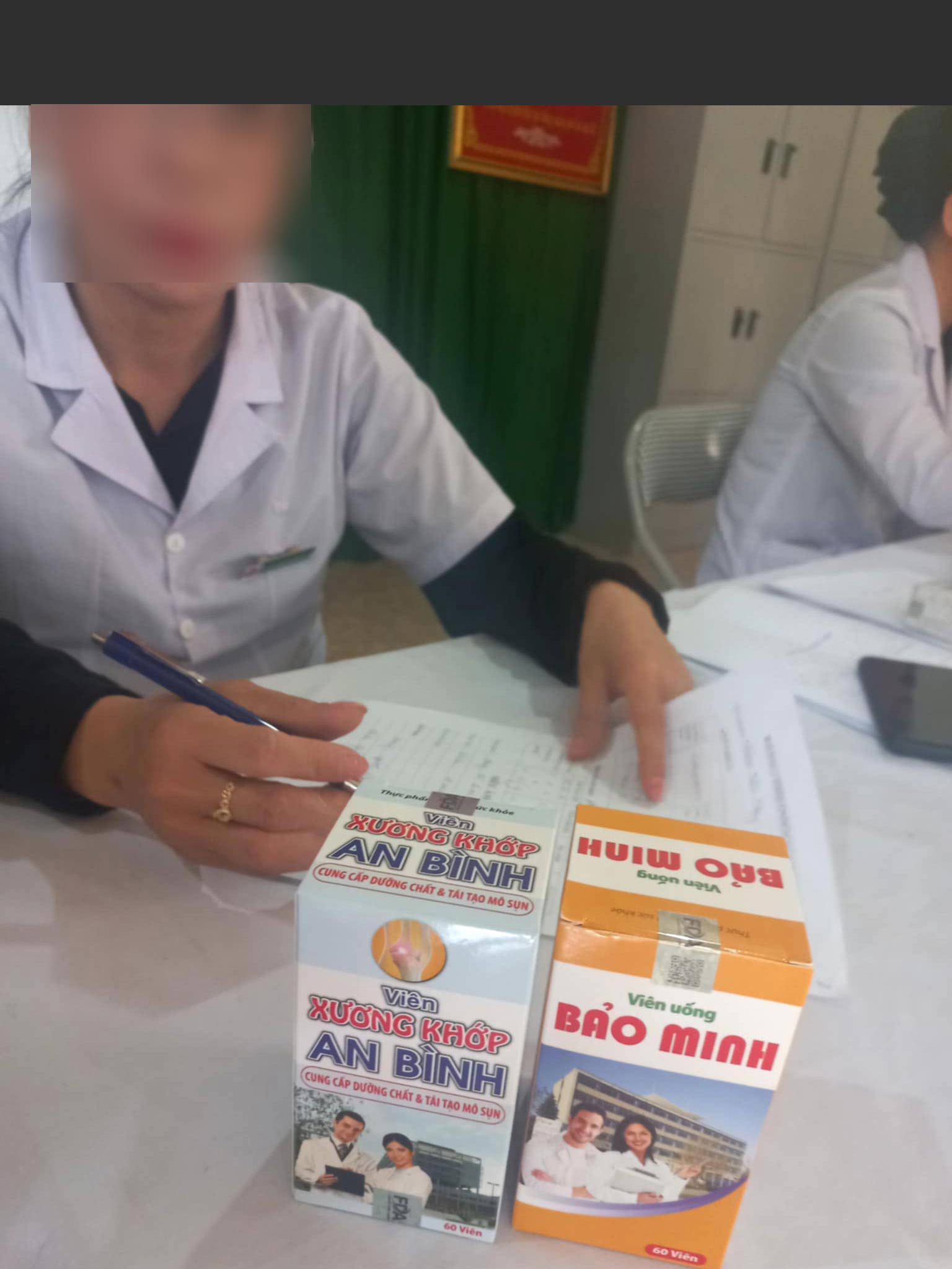 Một số loại thuốc được đoàn khám chữa bệnh miễn phí bán cho người dân nghèo miền núi. Ảnh: Ngọc Anh