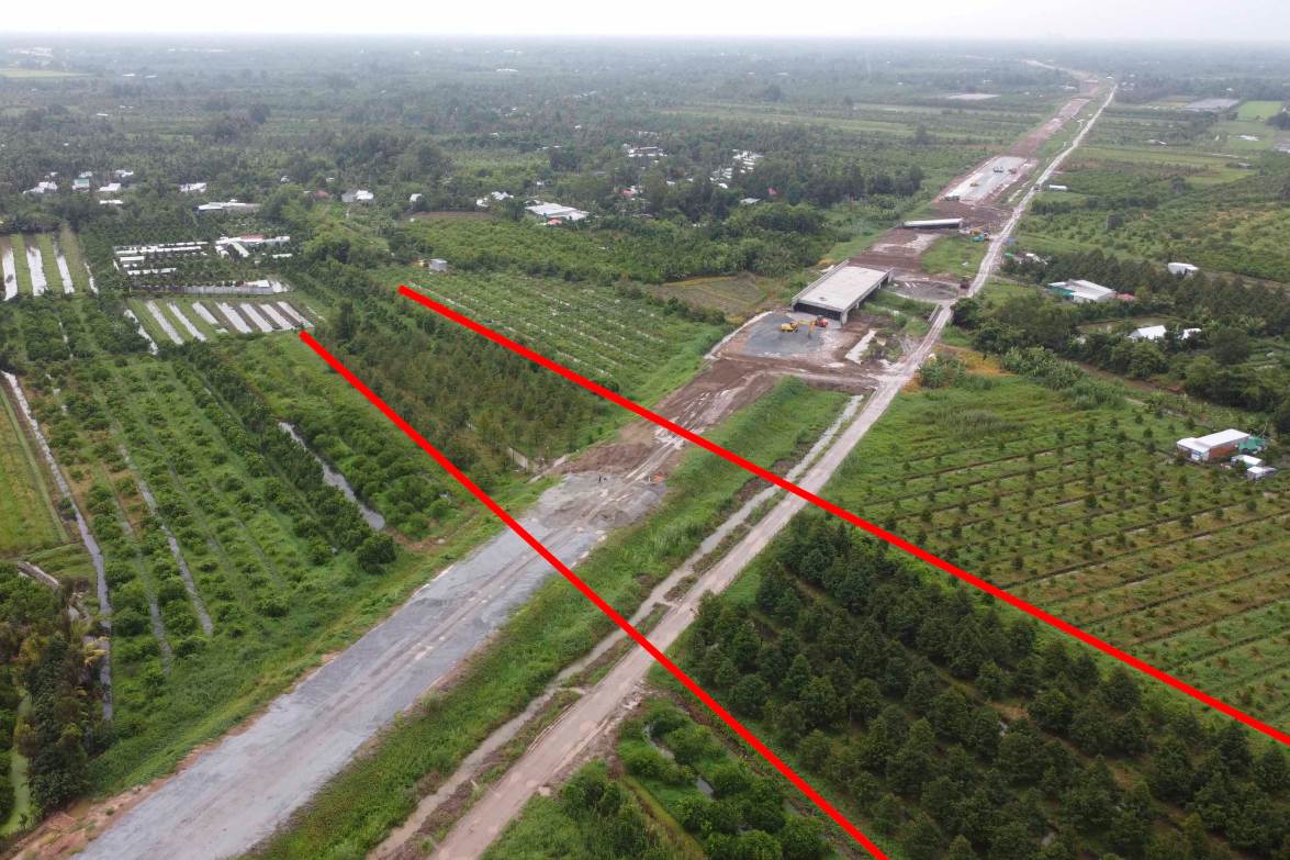 Cao tốc Cần Thơ - Cà Mau đi qua vườn sầu riêng. Ảnh: Đoàn Hưng