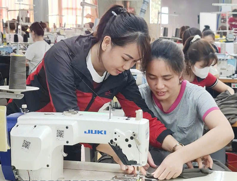 Chị Huệ luôn sẵn sàng giúp đỡ người khác, đối xử hợp tình hợp lý với tất cả mọi người, đặc biệt là công nhân. Ảnh: Mạnh Cường.