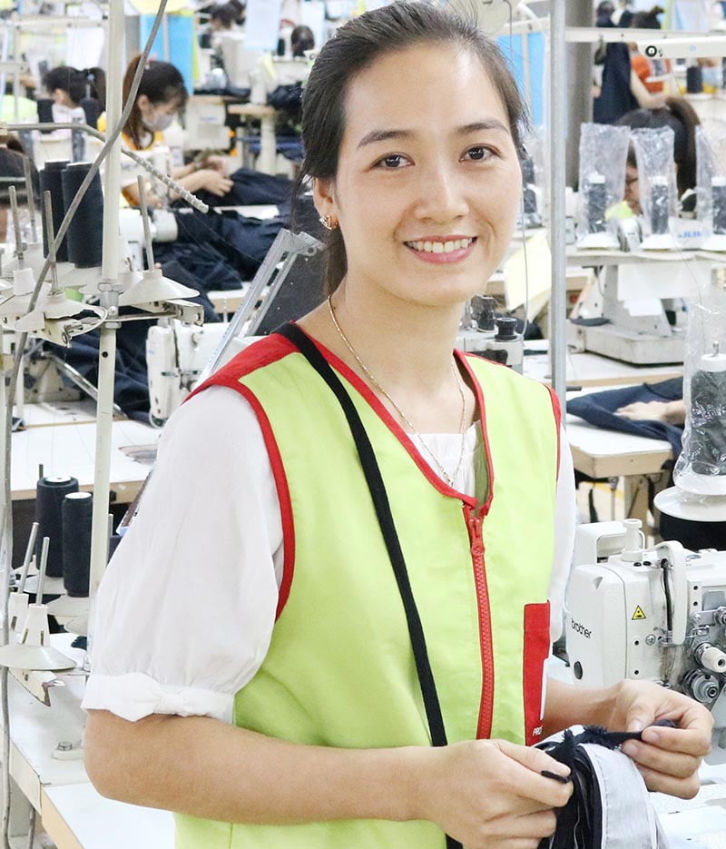 Chị Chín chủ động làm nhiều việc, sáng tạo cách làm mới có lợi cho tổ và công ty. Ảnh: Minh Hương.
